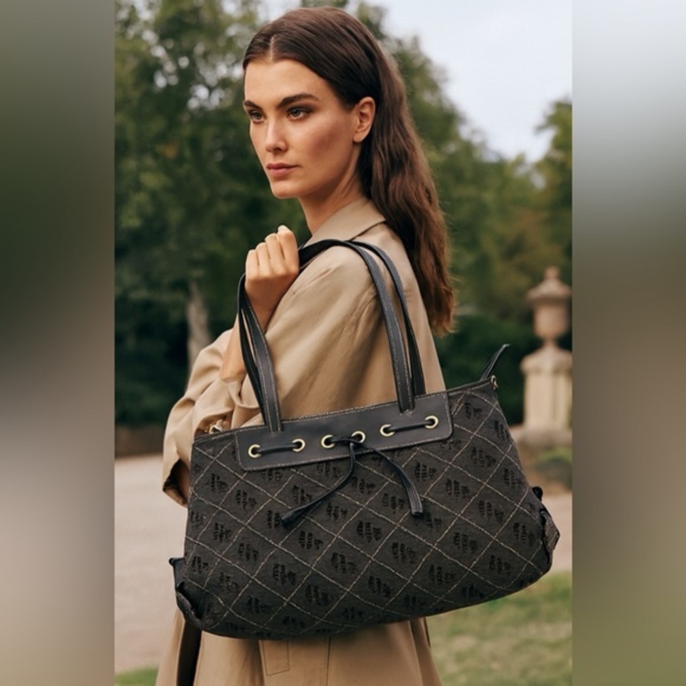 Dooney and bourke black bag